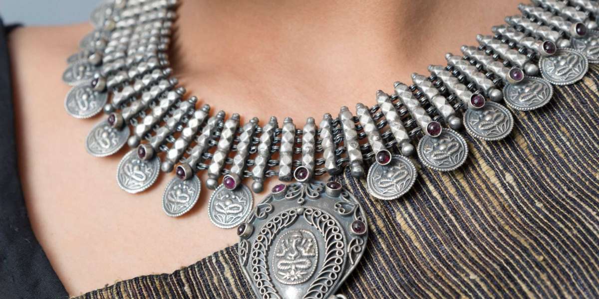 4 Fundamental Style Guidelines for Gold vs. Silver Necklaces