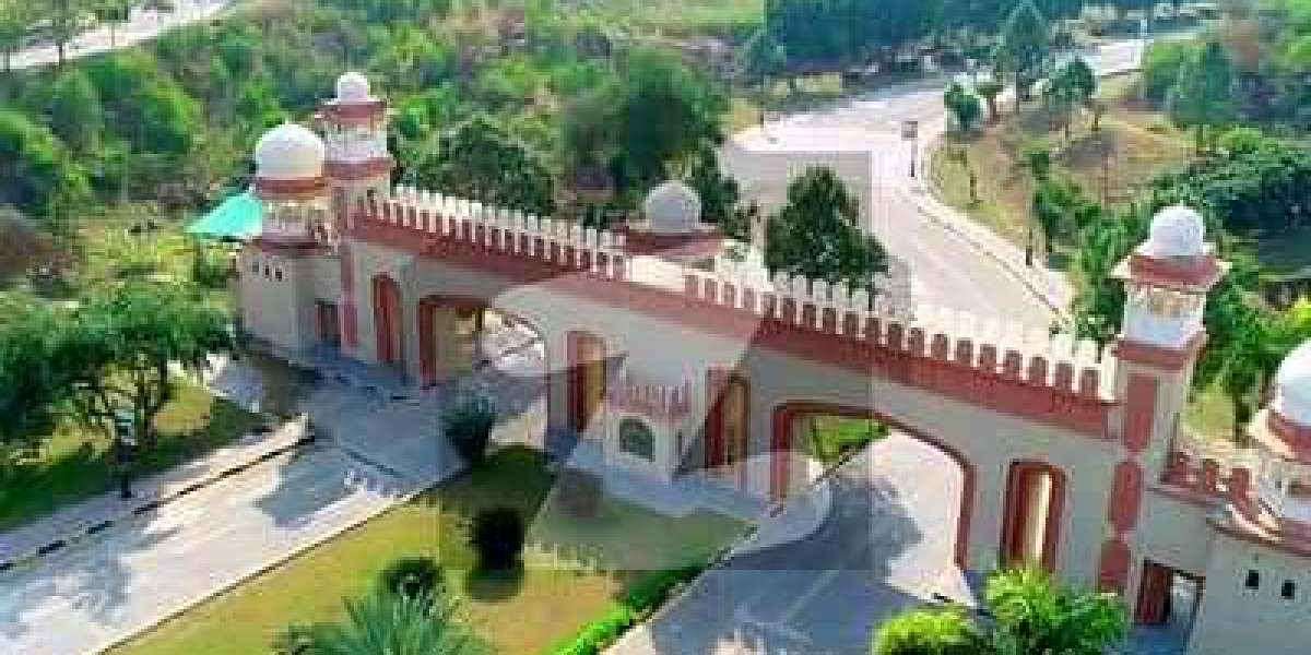 What kinds of properties are offered in 7 wonder city Islamabad?