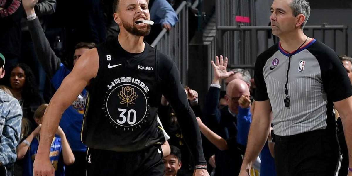 'Incredible' Stephen Curry fuels Warriors' victory over Bucks