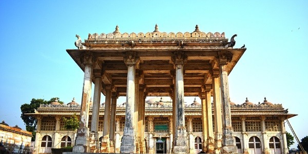 Discovering Ahmedabad: A Solo Cab Journey Through India's Cultural Gem