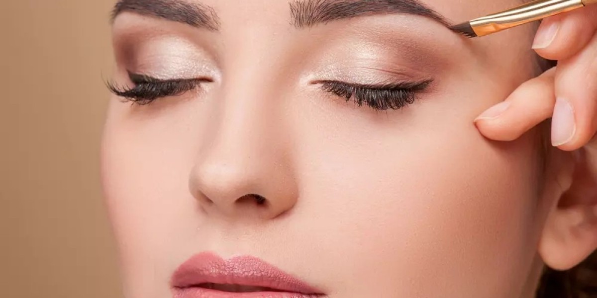 Every Woman Should Know These Makeup Techniques And Tips