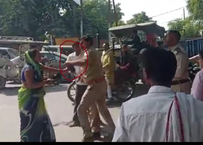 Mathura News वृंदावन में महिला ने पुलिसकर्मी पर चलाई चप्पल