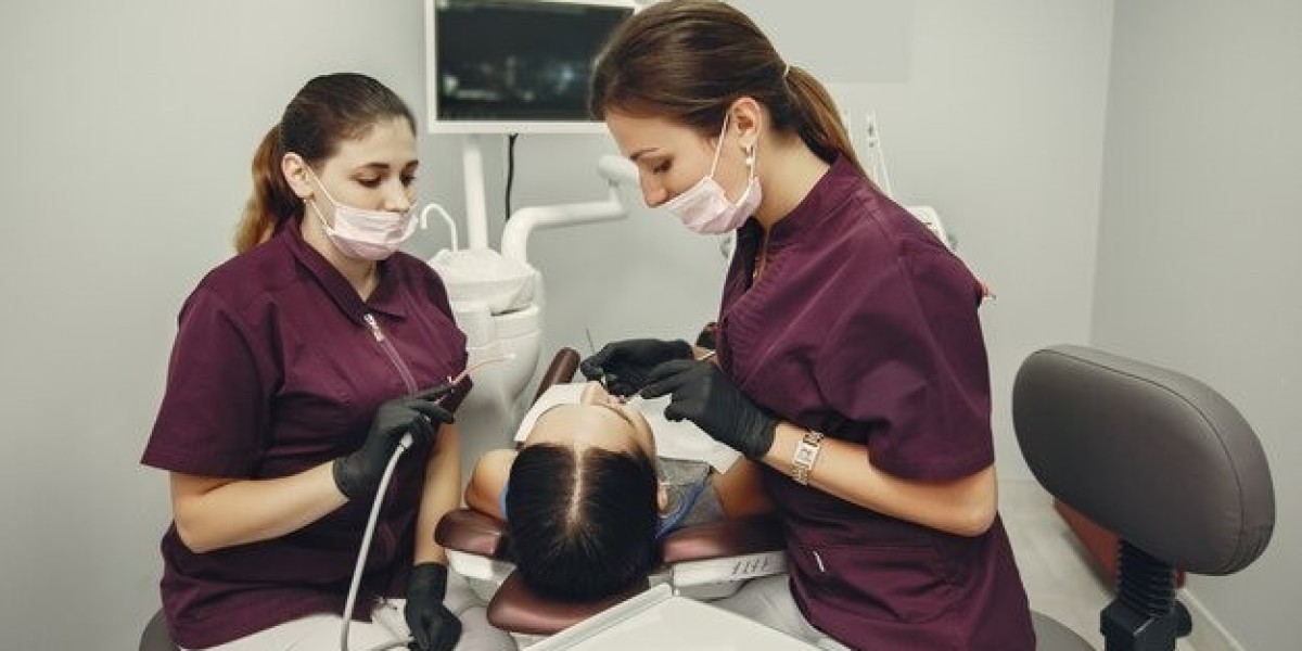 What to Expect from Your First Visit to a Wisdom Teeth Removal Dentist