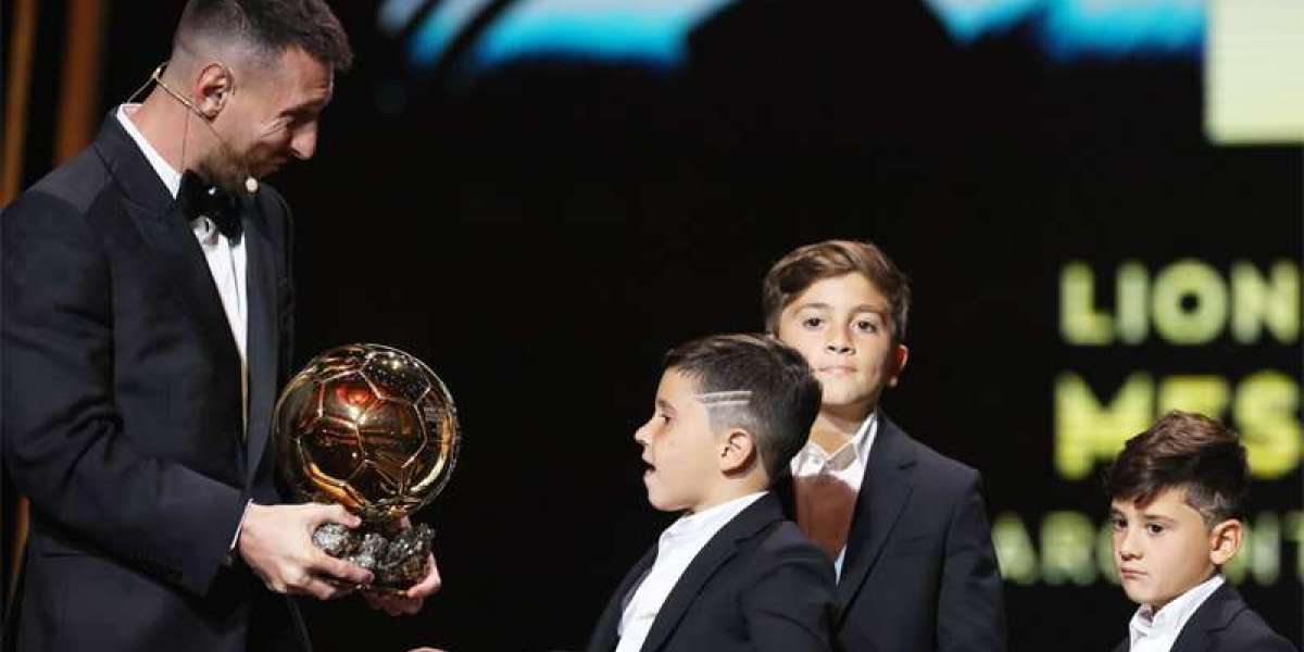 Messi, 36, lifts eighth Ballon d'Or: "Holland, next year is yours"