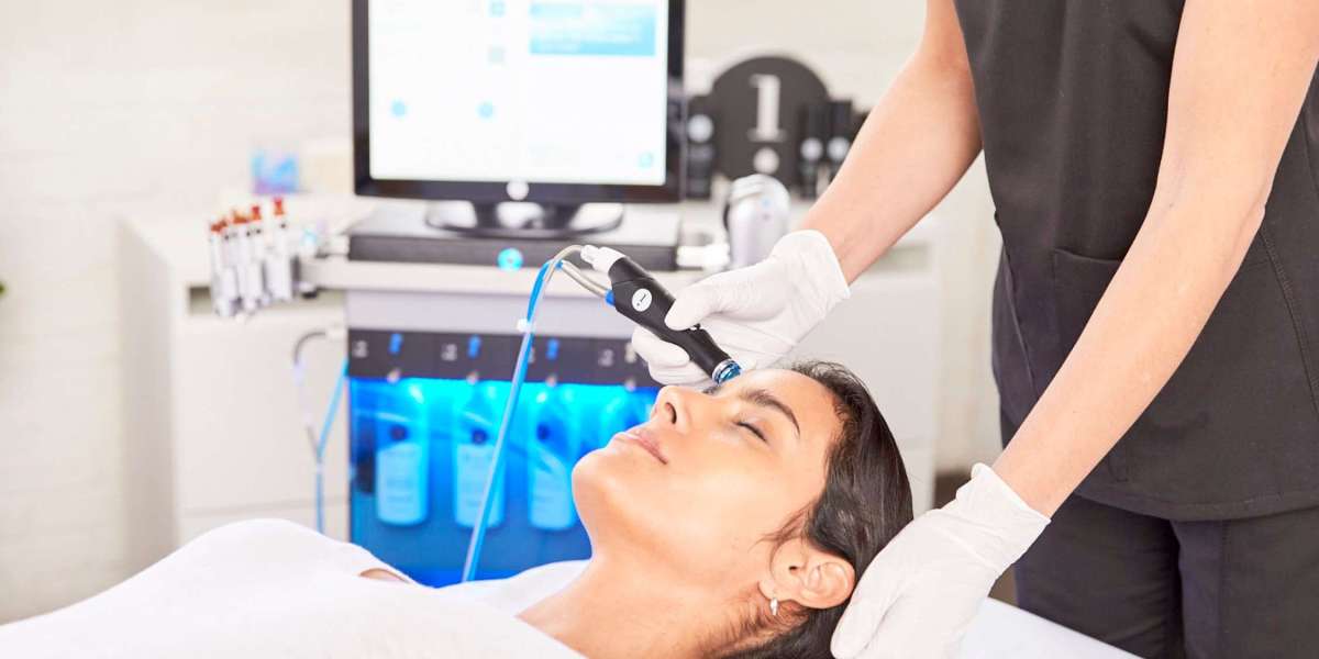 "Consulting with Skincare Experts: Your Path to Hydrafacial"