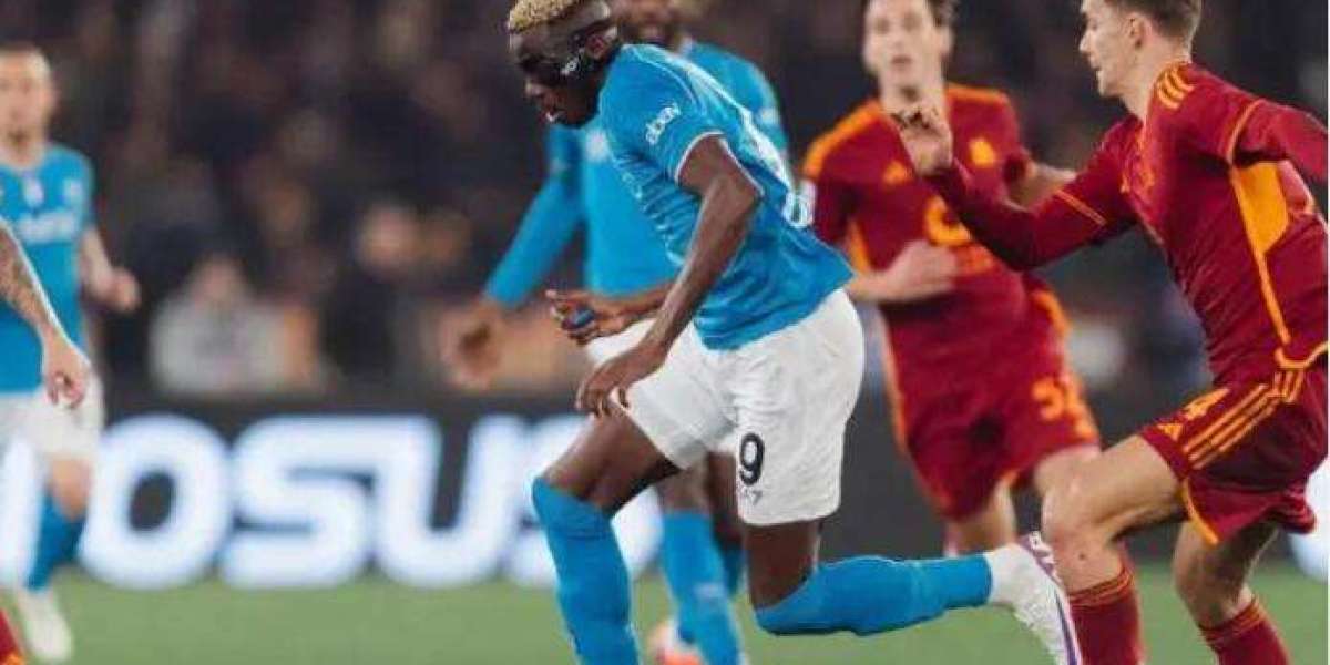 Roma verslaat Napoli met 2-0, waardoor de hoop op de Champions League weer wordt aangewakkerd