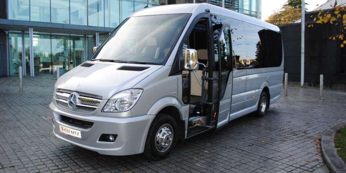 Minibus Taxis for Airport Transfers: A Convenient Choice for Leeds Travelers
