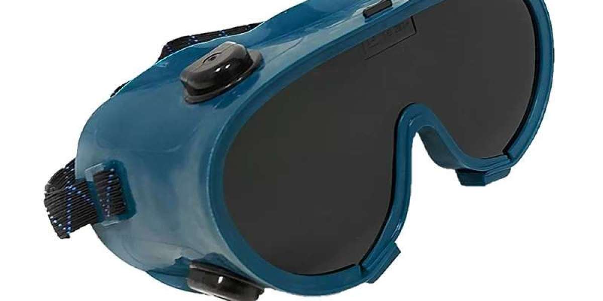 Ensuring Eye Safety in the Canadian Workplace: The Role of Mapleweld's Safety Goggles with Polycarbonate Lens