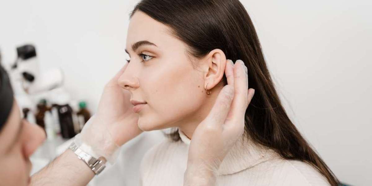 عزز مظهرك: تجربة تجميل الأذن للحصول على آذان مذهلة