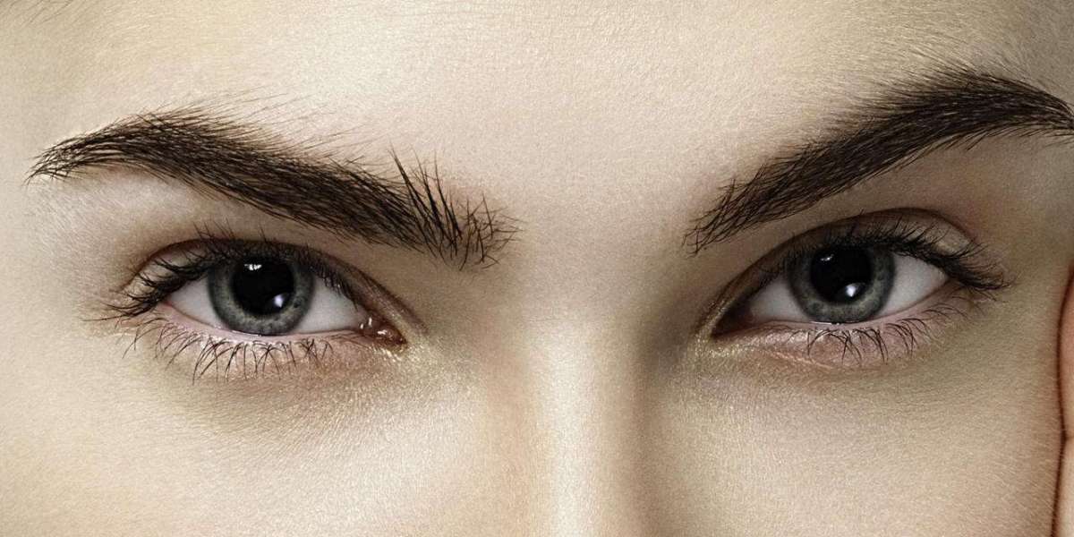Dubai Dreams: How Eyelid Surgery Can Enhance Your Look