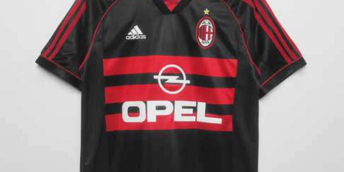 AC Milan en het eeuwige rood-zwarte gestreepte Klassieke Voetbalshirts