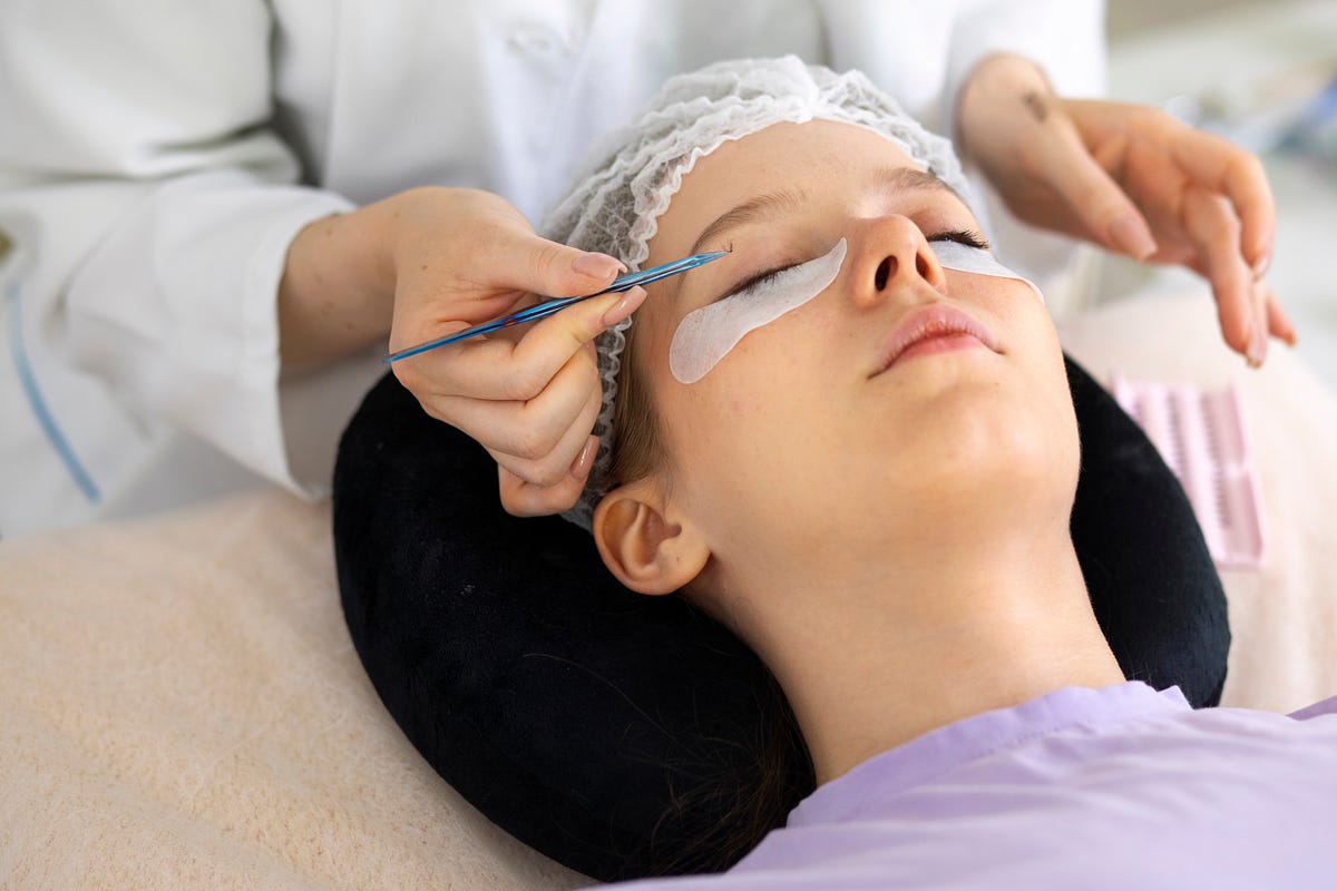 EVERYTHING YOU NEED TO KNOW BEFORE YOUR FIRST EYEBROW THREADING APPOINTMENT | by Eyebrows R Us | Mar, 2024 | Medium