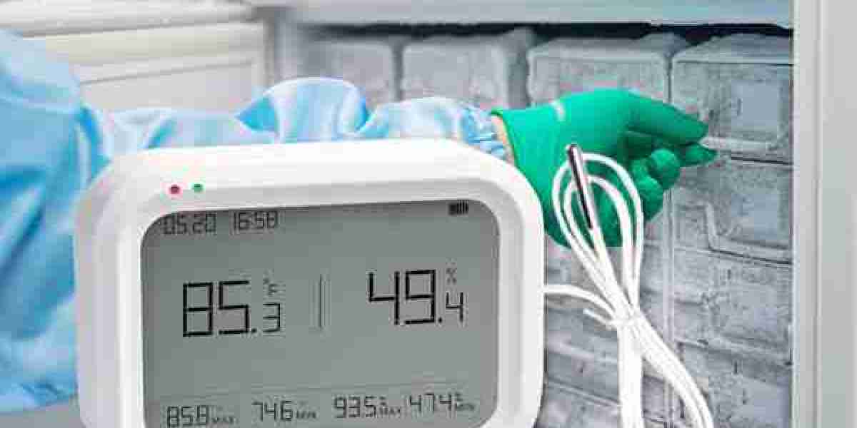 Wireless ultra-low temperature data logger for laboratories and freezers