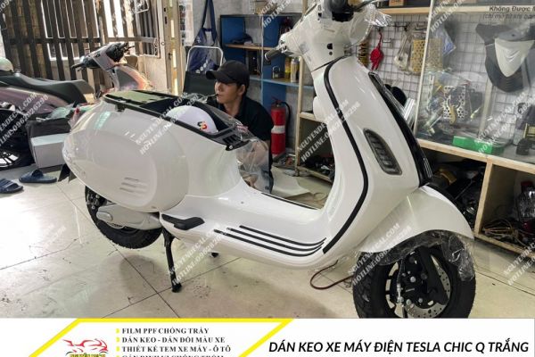 Dán keo xe máy điện Tesla Chic Q trắng  -         Nguyễn Decal - Chuyên Dán Keo Xe Design Tem Xe Decal Tem Xe Nguyễn Decal