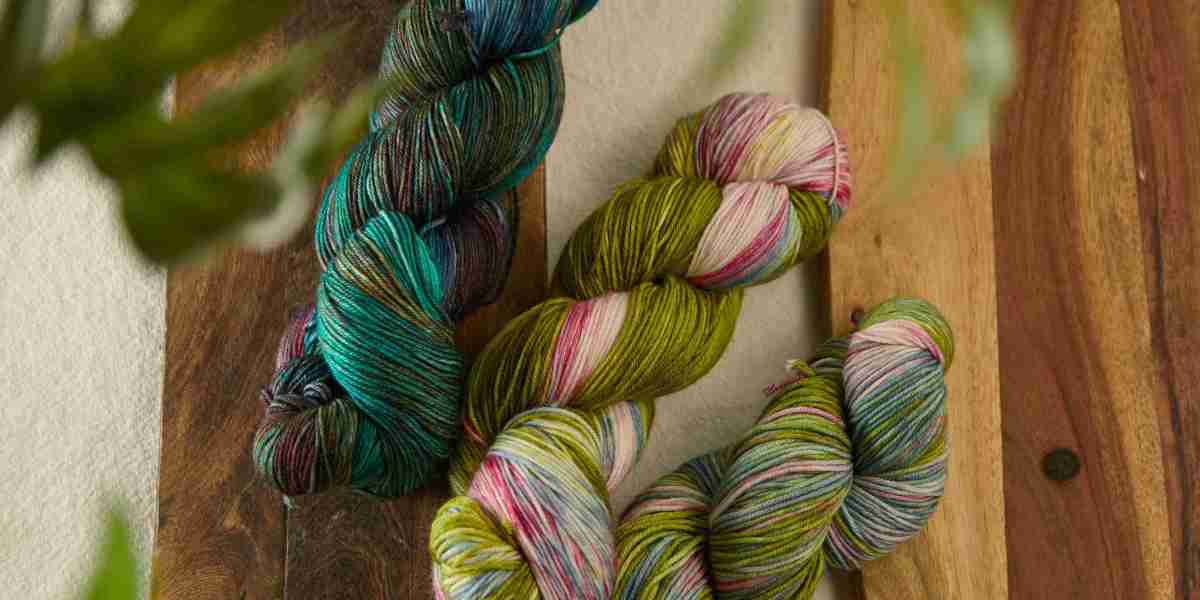 Hand Dyed Yarn : Symfonie Yarns